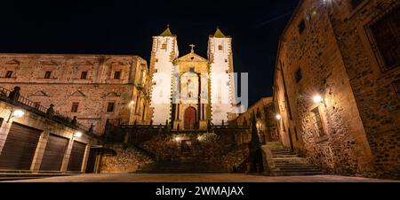 Vista panoramica notturna della piazza della cattedrale con torri bianche nella città di Caceres, patrimonio dell'umanità dell'UNESCO Foto Stock