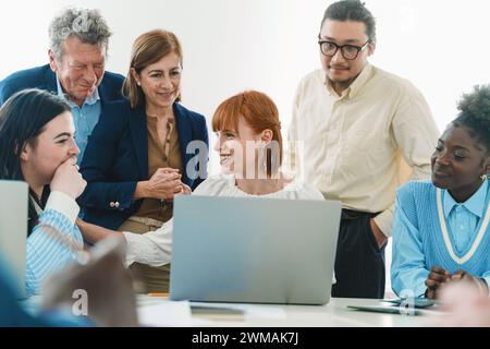 Colleghi multiculturali che discutono del progetto - feedback positivo durante la riunione del team - dinamica inclusiva dell'ambiente di lavoro. Foto Stock