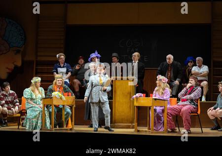 La cerimonia nuziale - front, l-r: Sophie Bevan (Fiordiligi), Egor Zhuravskii (Ferrando), Jose Fardilha (Don Alfonso), Rebecca Evans (Despina - come notaio), Kayleigh Decker (Dorabella), James Atkinson (Guglielmo) in cosi FAN TUTTE alla Welsh National Opera (WNO), Wales Millennium Centre, Cardiff, Galles 24/02/2024 musica: Libretto Mozart: Da Ponte Tomas Hanus design: Jemima Robinson illuminazione: Mark Jonathan Movement: Michael Spenceley regista: Max Hoehn Foto Stock