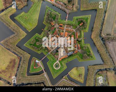 Vista aerea di Bourtange, un villaggio fortificato nei Paesi Bassi. Si tratta di una fortificazione storica a forma di stella risalente al Medioevo. Foto Stock