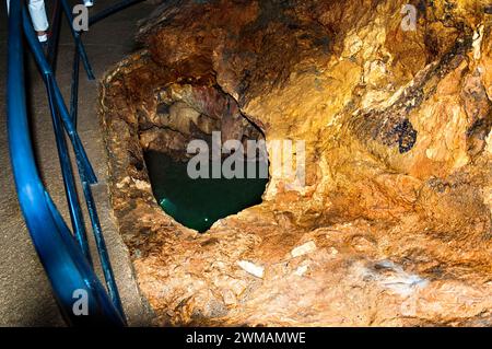 25 agosto 2021. Regione di Simferopol, Repubblica di Crimea. Escursione per i turisti alla grotta Rossa. Fa freddo nelle grotte. Foto Stock
