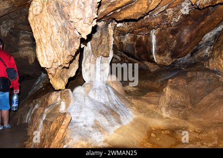 Regione di Simferopol, Repubblica di Crimea. Un gruppo escursionistico di turisti entra nelle grotte rosse. Fa freddo nelle grotte. Foto Stock