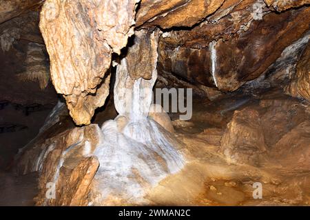 Regione di Simferopol, Repubblica di Crimea. Un gruppo escursionistico di turisti entra nelle grotte rosse. Fa freddo nelle grotte. Foto Stock