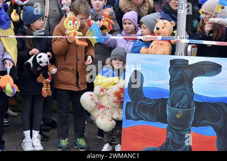 Strasburgo, Francia. 24 febbraio 2024. Dimostrazione a sostegno dell'Ucraina, invasa dalla Russia dal 4 febbraio 2022. L'Ucraina è in guerra da 2 anni e Strasburgo ha visto una serie di azioni per fermare l'invasione. Circa 500 persone marciarono dal Consolato russo alla Cattedrale di Strasburgo. Ha preso la parola l'ambasciatore Borys Tarasyuk, rappresentante permanente dell'Ucraina presso il Consiglio d'Europa. 24 febbraio 2024, a Strasburgo nel nord-est della Francia. Foto di Nicolas Roses/ABACAPRESS.COM credito: Abaca Press/Alamy Live News Foto Stock