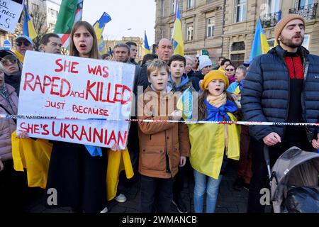 Strasburgo, Francia. 24 febbraio 2024. Dimostrazione a sostegno dell'Ucraina, invasa dalla Russia dal 4 febbraio 2022. L'Ucraina è in guerra da 2 anni e Strasburgo ha visto una serie di azioni per fermare l'invasione. Circa 500 persone marciarono dal Consolato russo alla Cattedrale di Strasburgo. Ha preso la parola l'ambasciatore Borys Tarasyuk, rappresentante permanente dell'Ucraina presso il Consiglio d'Europa. 24 febbraio 2024, a Strasburgo nel nord-est della Francia. Foto di Nicolas Roses/ABACAPRESS.COM credito: Abaca Press/Alamy Live News Foto Stock