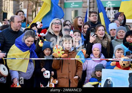 Strasburgo, Francia. 24 febbraio 2024. Dimostrazione a sostegno dell'Ucraina, invasa dalla Russia dal 4 febbraio 2022. L'Ucraina è in guerra da 2 anni e Strasburgo ha visto una serie di azioni per fermare l'invasione. Circa 500 persone marciarono dal Consolato russo alla Cattedrale di Strasburgo. Ha preso la parola l'ambasciatore Borys Tarasyuk, rappresentante permanente dell'Ucraina presso il Consiglio d'Europa. 24 febbraio 2024, a Strasburgo nel nord-est della Francia. Foto di Nicolas Roses/ABACAPRESS.COM credito: Abaca Press/Alamy Live News Foto Stock