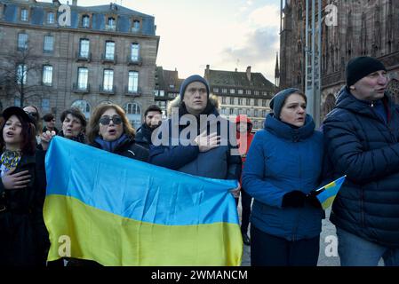 Strasburgo, Francia. 24 febbraio 2024. Dimostrazione a sostegno dell'Ucraina, invasa dalla Russia dal 4 febbraio 2022. L'Ucraina è in guerra da 2 anni e Strasburgo ha visto una serie di azioni per fermare l'invasione. Circa 500 persone marciarono dal Consolato russo alla Cattedrale di Strasburgo. Ha preso la parola l'ambasciatore Borys Tarasyuk, rappresentante permanente dell'Ucraina presso il Consiglio d'Europa. 24 febbraio 2024, a Strasburgo nel nord-est della Francia. Foto di Nicolas Roses/ABACAPRESS.COM credito: Abaca Press/Alamy Live News Foto Stock