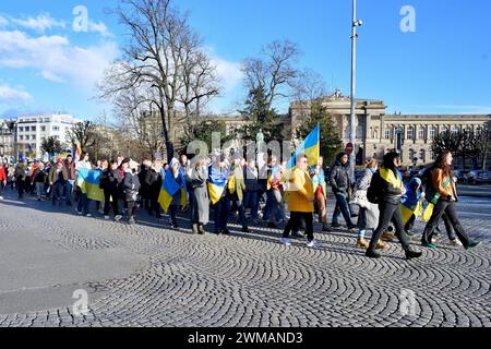 Strasburgo, Francia. 24 febbraio 2024. Dimostrazione a sostegno dell'Ucraina, invasa dalla Russia dal 4 febbraio 2022. L'Ucraina è in guerra da 2 anni e Strasburgo ha visto una serie di azioni per fermare l'invasione. Circa 500 persone marciarono dal Consolato russo alla Cattedrale di Strasburgo. Ha preso la parola l'ambasciatore Borys Tarasyuk, rappresentante permanente dell'Ucraina presso il Consiglio d'Europa. 24 febbraio 2024, a Strasburgo nel nord-est della Francia. Foto di Nicolas Roses/ABACAPRESS.COM credito: Abaca Press/Alamy Live News Foto Stock