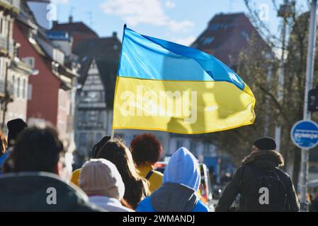 Strasburgo, Francia. 24 febbraio 2024. Dimostrazione a sostegno dell'Ucraina, invasa dalla Russia dal 4 febbraio 2022. L'Ucraina è in guerra da 2 anni e Strasburgo ha visto una serie di azioni per fermare l'invasione. Circa 500 persone marciarono dal Consolato russo alla Cattedrale di Strasburgo. Ha preso la parola l'ambasciatore Borys Tarasyuk, rappresentante permanente dell'Ucraina presso il Consiglio d'Europa. 24 febbraio 2024, a Strasburgo nel nord-est della Francia. Foto di Nicolas Roses/ABACAPRESS.COM credito: Abaca Press/Alamy Live News Foto Stock