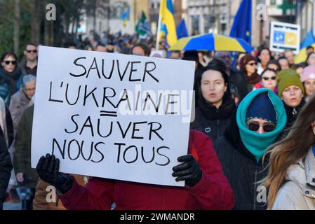 Strasburgo, Francia. 24 febbraio 2024. Dimostrazione a sostegno dell'Ucraina, invasa dalla Russia dal 4 febbraio 2022. L'Ucraina è in guerra da 2 anni e Strasburgo ha visto una serie di azioni per fermare l'invasione. Circa 500 persone marciarono dal Consolato russo alla Cattedrale di Strasburgo. Ha preso la parola l'ambasciatore Borys Tarasyuk, rappresentante permanente dell'Ucraina presso il Consiglio d'Europa. 24 febbraio 2024, a Strasburgo nel nord-est della Francia. Foto di Nicolas Roses/ABACAPRESS.COM credito: Abaca Press/Alamy Live News Foto Stock