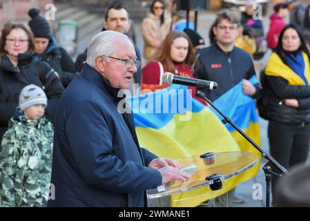 Strasburgo, Francia. 24 febbraio 2024. Dimostrazione a sostegno dell'Ucraina, invasa dalla Russia dal 4 febbraio 2022. L'Ucraina è in guerra da 2 anni e Strasburgo ha visto una serie di azioni per fermare l'invasione. Circa 500 persone marciarono dal Consolato russo alla Cattedrale di Strasburgo. Ha preso la parola l'ambasciatore Borys Tarasyuk, rappresentante permanente dell'Ucraina presso il Consiglio d'Europa. 24 febbraio 2024, a Strasburgo nel nord-est della Francia. Foto di Nicolas Roses/ABACAPRESS.COM credito: Abaca Press/Alamy Live News Foto Stock