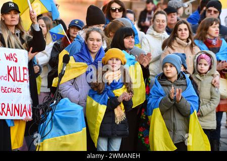 Strasburgo, Francia. 24 febbraio 2024. Dimostrazione a sostegno dell'Ucraina, invasa dalla Russia dal 4 febbraio 2022. L'Ucraina è in guerra da 2 anni e Strasburgo ha visto una serie di azioni per fermare l'invasione. Circa 500 persone marciarono dal Consolato russo alla Cattedrale di Strasburgo. Ha preso la parola l'ambasciatore Borys Tarasyuk, rappresentante permanente dell'Ucraina presso il Consiglio d'Europa. 24 febbraio 2024, a Strasburgo nel nord-est della Francia. Foto di Nicolas Roses/ABACAPRESS.COM credito: Abaca Press/Alamy Live News Foto Stock