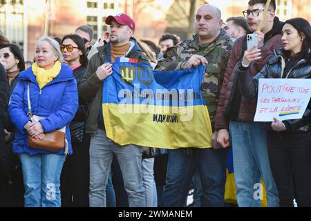 Strasburgo, Francia. 24 febbraio 2024. Dimostrazione a sostegno dell'Ucraina, invasa dalla Russia dal 4 febbraio 2022. L'Ucraina è in guerra da 2 anni e Strasburgo ha visto una serie di azioni per fermare l'invasione. Circa 500 persone marciarono dal Consolato russo alla Cattedrale di Strasburgo. Ha preso la parola l'ambasciatore Borys Tarasyuk, rappresentante permanente dell'Ucraina presso il Consiglio d'Europa. 24 febbraio 2024, a Strasburgo nel nord-est della Francia. Foto di Nicolas Roses/ABACAPRESS.COM credito: Abaca Press/Alamy Live News Foto Stock