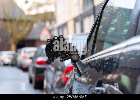 Abgerissener Seitenspiegel nach einem Unfall bei einem Auto, dass am Straßenrand abgestellt wurde, Düsseldorf, Deutschland Düsseldorf Nordrhein-Westfa Foto Stock