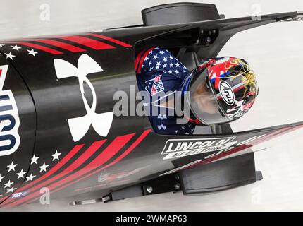 Winterberg, Germania. 25 febbraio 2024. Bob: Campionati del mondo, monobob, donne, terza corsa. Sylvia Hoffman, dagli Stati Uniti, naviga lungo la pista. Crediti: Robert Michael/dpa/Alamy Live News Foto Stock