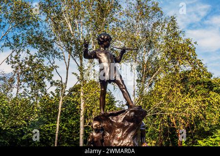 Statua in bronzo di Peter Pan, personaggio del romanzo di James Matthew Barrie, dello scultore George Frampton a Kensington Gardens, Londra, Regno Unito Foto Stock