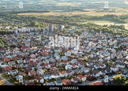 Vista della zona notte dall'alto. Vista dall'alto in lontananza della foresta e dei prati. Foto Stock