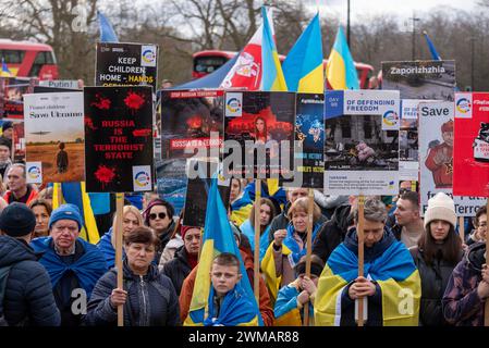 Londra, Regno Unito. 24 febbraio 2024. Durante la protesta i manifestanti tengono cartelloni e bandiere. Migliaia di ucraini si sono riuniti nel centro di Londra a causa del secondo anniversario della guerra russo-Ucraina. La Russia ha iniziato una guerra su vasta scala contro l'Ucraina il 24 febbraio 2022. Credito: SOPA Images Limited/Alamy Live News Foto Stock