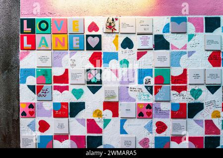 Love Lane, un vicolo con murales e piastrelle in ceramica con citazioni sull'amore, a Crampton Court, nel quartiere Temple Bar, nel centro di Dublino, in Irlanda Foto Stock