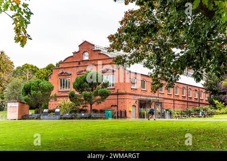 Esterno del Tropical Ravine, una serra progettata nel XIX secolo con piante esotiche e temperate, nei Giardini Botanici vicino all'Ulster Museum, Belfast Foto Stock