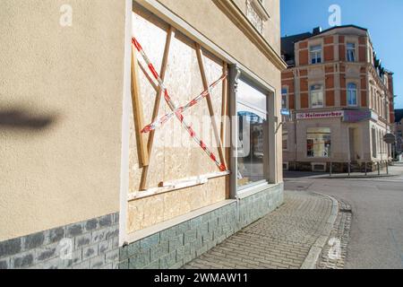 240225Einbruch News ID: EN 2024-02-25 Einbruch in Juweliergeschäft Polizei sucht nach Zeugen Thalheim. Wie die Polizei am Sonntagmorgen mitteilt, sind in der Nacht zum Sonntag unbekannte Täter in ein Juweliergeschäft in der Hauptstraße eingebrochen. Die vermummten Täter schlugen hierbei eine Schaufensterscheibe ein und entwanden mehrere Gegenstände. Der Stehlschaden ist hierbei noch unklar. Die Polizei schätzt den Stehlschaden allerdings auf mehrere hundert Euro. Angaben zum Sachschaden am Schaufenster liegen noch nicht vor. Die Polizei ermittelt suon wegen des besonders schweren Falls des Die Foto Stock