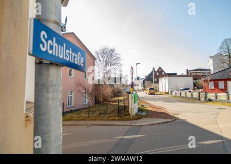 240225Einbruch News ID: EN 2024-02-25 Einbruch in Juweliergeschäft Polizei sucht nach Zeugen Thalheim. Wie die Polizei am Sonntagmorgen mitteilt, sind in der Nacht zum Sonntag unbekannte Täter in ein Juweliergeschäft in der Hauptstraße eingebrochen. Die vermummten Täter schlugen hierbei eine Schaufensterscheibe ein und entwanden mehrere Gegenstände. Der Stehlschaden ist hierbei noch unklar. Die Polizei schätzt den Stehlschaden allerdings auf mehrere hundert Euro. Angaben zum Sachschaden am Schaufenster liegen noch nicht vor. Die Polizei ermittelt suon wegen des besonders schweren Falls des Die Foto Stock