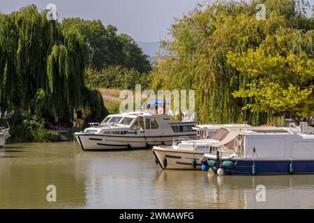 Navigazione sul Canal du Midi. Entrando nel porto di Colombiers verso il tunnel Malpas. Colombiers, Occitanie, Francia Foto Stock