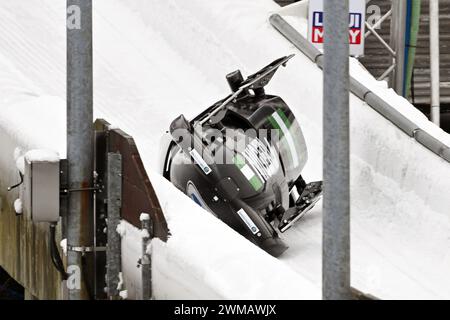 Winterberg, Germania. 25 febbraio 2024. Bob: Campionati del mondo, monoBob, donne, 4° corsa. Simidele Adeagbo dalla Nigeria si schianta. Crediti: Robert Michael/dpa/Alamy Live News Foto Stock