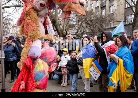 Cracovia, Polonia. 24 febbraio 2024. Gli ucraini e i loro sostenitori si riuniscono di fronte al Consolato russo durante la manifestazione. Una marcia a sostegno e unione in occasione del secondo anniversario dell'invasione su vasta scala dell'esercito russo in Ucraina si è svolta nella Piazza del mercato Vecchia nella città Vecchia di Cracovia. La marcia mira a mostrare l'unità del popolo ucraino polacco e mostrare sostegno all'opposizione russa e bielorussa verso la lotta Ucraina. Credito: SOPA Images Limited/Alamy Live News Foto Stock