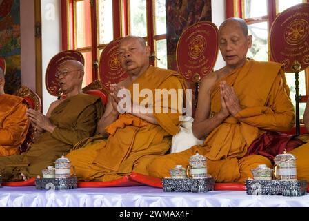 Buddismo Regno Unito. Tempio Buddhapadipa a Wimbledon monaci buddisti che pregano Londra, Inghilterra 24 giugno 2006 2000s Regno Unito HOMER SYKES Foto Stock