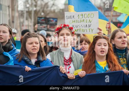 Cork, Irlanda. 24 febbraio 2024. Oggi ricorre il secondo anniversario dell'invasione su vasta scala dell'Ucraina da parte della Russia. In risposta, centinaia di ucraini si sono riuniti per una marcia nella città di Cork. Crediti: Karlis Dzjamko/Alamy Live News Foto Stock