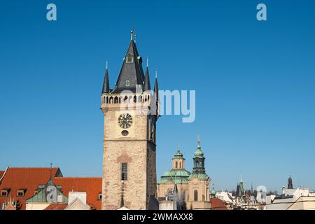 Praga, Repubblica Ceca - gennaio 2024: Skyline con la torre dell'orologio astronomico di Praga Foto Stock