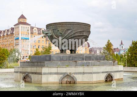Kazan, Russia - 13 luglio 2018: Fontana nel mezzo del Parco del Millennio di Kazan (in russo: Парк Тысячелетия Казани). La fontana ripresentiamo a Zilant (Rus Foto Stock