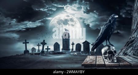 Inquietante vecchio cimitero di notte con spettrale corvo in piedi su un teschio umano, luna piena sullo sfondo: Horror e concetto di Halloween Foto Stock