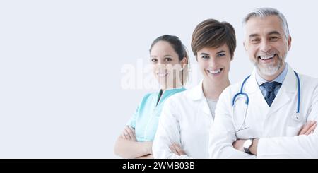 Team medico professionale che posa insieme e sorride, assistenza sanitaria e concetto di assistenza medica, copia spazio Foto Stock