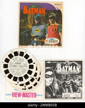 Sawyer's View-Master 21 immagini stereo per l'episodio del 1966 The Purr-Fect Crime per la serie televisiva statunitense BATMAN con ADAM WEST come Batman Burt Ward come Robin e JULIE NEWMAR come Catwoman Greenway Productions, Inc / Twentieth Century Fox Television, Inc. Foto Stock