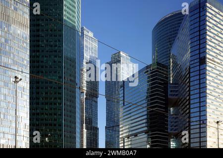 Vista all'interno degli alti e densi grattacieli del Moscow City International Business Centre Foto Stock