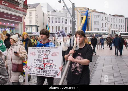 Cork, Irlanda. 24 febbraio 2024. Oggi ricorre il secondo anniversario dell'invasione su vasta scala dell'Ucraina da parte della Russia. In risposta, centinaia di ucraini si sono riuniti per una marcia nella città di Cork. Crediti: Karlis Dzjamko/Alamy Live News Foto Stock