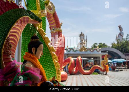 Figure a Wat Saman Rattanaram nella città di Mueang Chachoengsao nella provincia di Chachoengsao in Thailandia. Thailand, Chachoengsao, 3 novembre 2023 Foto Stock