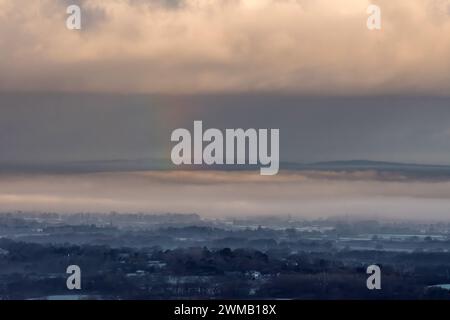 Brighton, 25 febbraio 2024: Bassa nebbia sul Weald del Sussex, vista da devil's Dyke, nel South Downs National Park all'alba di questa mattina credito: Andrew Hasson/Alamy Live News Foto Stock