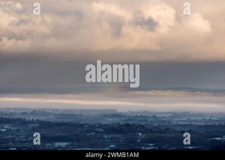 Brighton, 25 febbraio 2024: Bassa nebbia sul Weald del Sussex, vista da devil's Dyke, nel South Downs National Park all'alba di questa mattina credito: Andrew Hasson/Alamy Live News Foto Stock