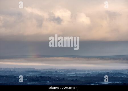 Brighton, 25 febbraio 2024: Bassa nebbia sul Weald del Sussex, vista da devil's Dyke, nel South Downs National Park all'alba di questa mattina credito: Andrew Hasson/Alamy Live News Foto Stock