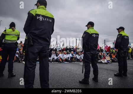 La polizia arrestò alcuni manifestanti mentre bloccavano l'autostrada A10 durante la protesta ambientale ad Amsterdam, nei Paesi Bassi, il 24 febbraio 2024. I membri della Extinction Rebellion chiedono di smettere immediatamente di finanziare l'industria fossile. Oltre 300 manifestanti della ribellione di estinzione bloccarono l'autostrada A10 ad Amsterdam. La polizia ha rimosso tutti i manifestanti entro 2 ore, arrestando oltre 300 persone. L'azione ha protestato contro i sussidi per i combustibili fossili e la politica del governo sul clima. I veicoli coinvolti sono stati sequestrati, la strada è stata riaperta tra De Nieuwe Meer e Oud-Zuid. Foto di Taim Mouneb/ABACAPRESS.COM Foto Stock