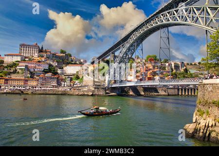 Barca turistica, Rio Douro fiume, Vila Nova de Gaia, Ponte Dom Luis i ponte, Porto, Portogallo Foto Stock