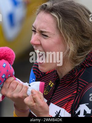 Winterberg, Germania. 25 febbraio 2024. Bob: Campionati del mondo, monoBob, donne, 4° corsa. Laura Nolte, dalla Germania, festeggia dopo la sua vittoria. Crediti: Robert Michael/dpa/Alamy Live News Foto Stock