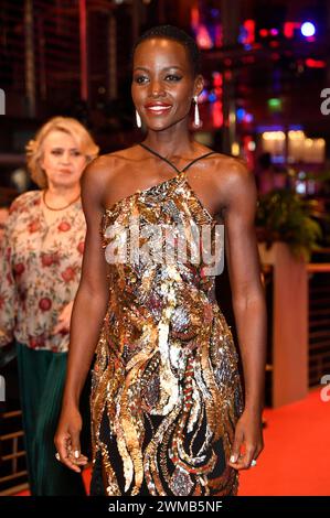 Lupita Nyongo bei der Closing Ceremony mit Preisverleihung auf der Berlinale 2024 / 74. Internationale Filmfestspiele Berlin im Berlinale Palast. Berlino, 24.02.2024 *** Lupita Nyongo alla cerimonia di chiusura con cerimonia di premiazione al Berlinale 2024 74 Berlin International Film Festival al Berlinale Palast Berlin, 24 02 2024 foto:Xn.xKubelkax/xFuturexImagex preisverleihung 4343 Foto Stock