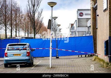 AMSTERDAM - la scena della sparatoria nel parco degli affari di Rhoneweg vicino alla stazione di Amsterdam Sloterdijk, dove è stato ucciso un residente di 26 anni ad Amsterdam. ANP RAMON VAN FLYMEN netherlands Out - belgio Out Foto Stock