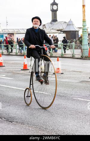 Kings Road, Brighton, City of Brighton & Hove, East Sussex, Regno Unito. I piloti più avventati di questa mezza maratona di Brighton si aprono sotto un cielo nuvoloso e a basse temperature lungo il lungomare di Brighton & Hove. 25 febbraio 2024. David Smith/Alamy Live News Foto Stock