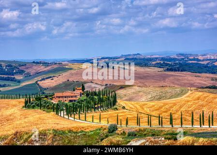 Toscana, Italia - Luglio 5, 2018: cipressi e prato con tipica casa toscana, Val d'Orcia, Italia - Toscana Foto Stock