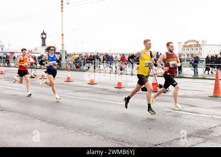 Kings Road, Brighton, City of Brighton & Hove, East Sussex, Regno Unito. Il primo dei corridori di quest'anno della mezza Maratona di Brighton sotto un cielo nuvoloso e basse temperature lungo il lungomare di Brighton & Hove. 25 febbraio 2024. David Smith/Alamy Live News Foto Stock